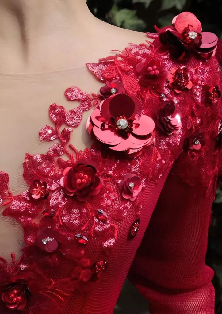 imagen de bordado con lentejuelas rojas en vestido del mismo color